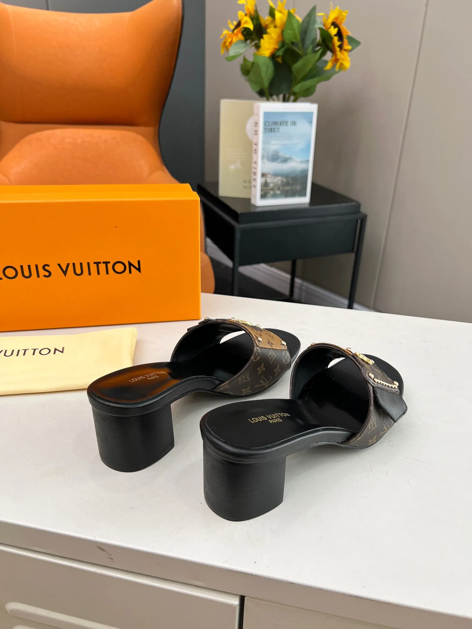 💕💕Factory direct selling price p400💕💕 Vuitton Louis Vuitton's latest 2024 spring and summer style. This LV Frame flat sandal is combined with Monogram and Monogram Reverse canvas, showing a fashionable and comfortable style. The wide front strap is embellished with studs and the LV Circle logo, echoing the opening and closing design of the Camera Box bag, and a durable leather outsole completes the look. Bringing a different visual feast to the hot summer Color: Brown White Size: 35 to 40 (4142 43 44 can be customized, non-returnable and non-exchangeable) (Genuine leather bottom can be customized +40) (Genuine leather bottom can be customized +30)